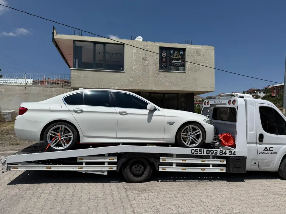 AC Oto Kurtarma kayar kasalı çekicisine yüklenmiş beyaz BMW, yandan görünüm