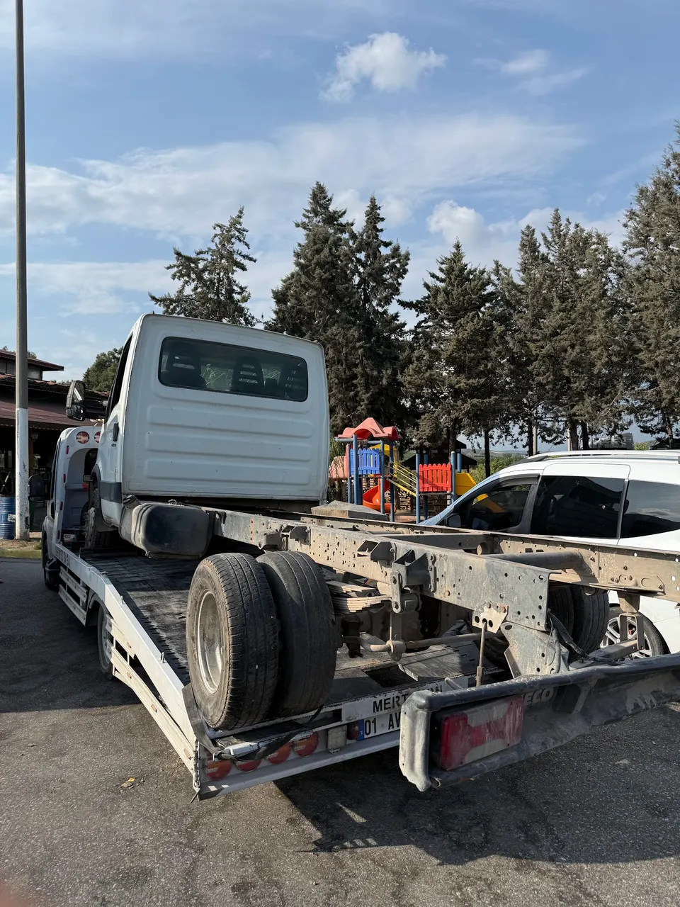 Çekici kasasına yüklenmiş kamyonet şasisi