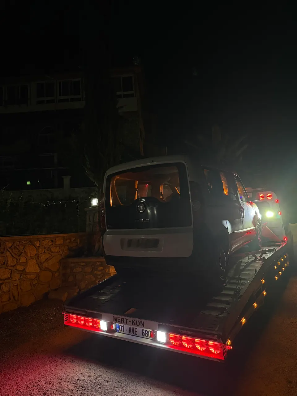 Gece çekici kasasına yüklenmiş hafif ticari araç, arka ışıklar yanıyor