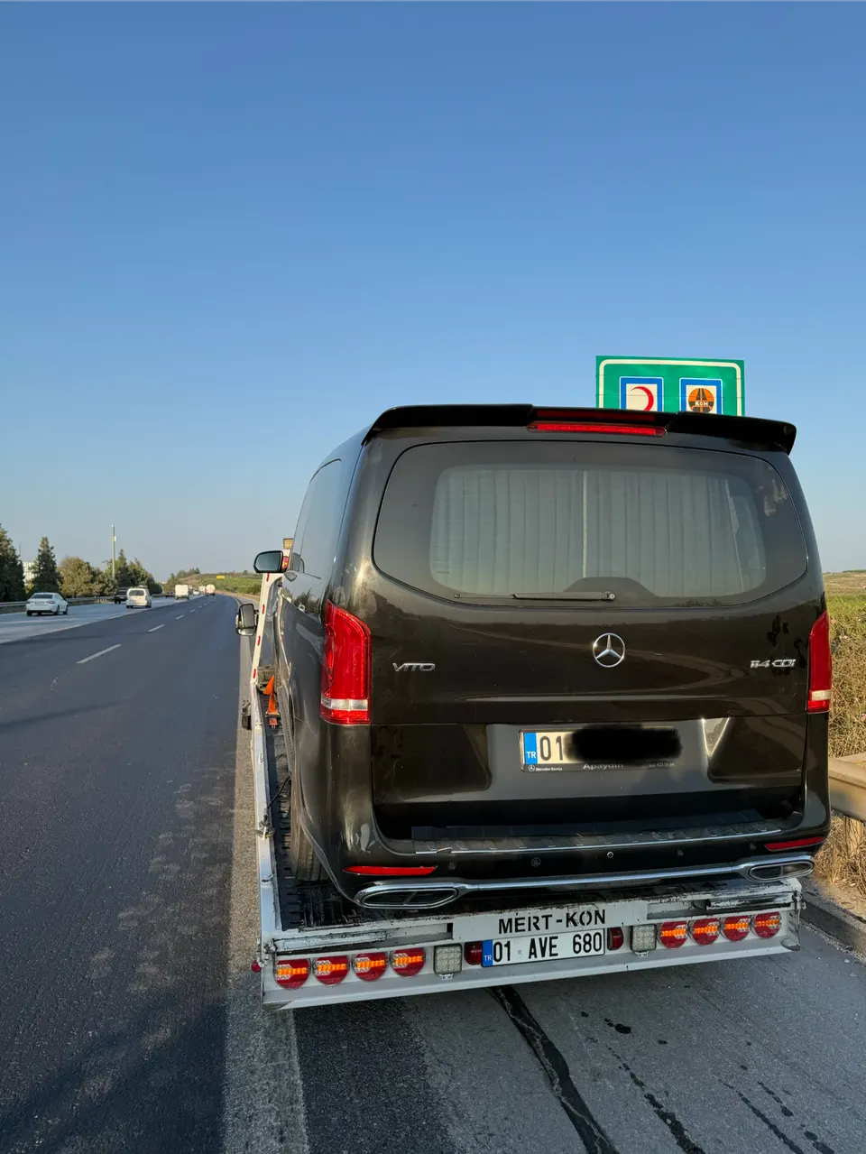 Otoyolda kayar kasalı çekici üzerinde taşınan Mercedes Vito